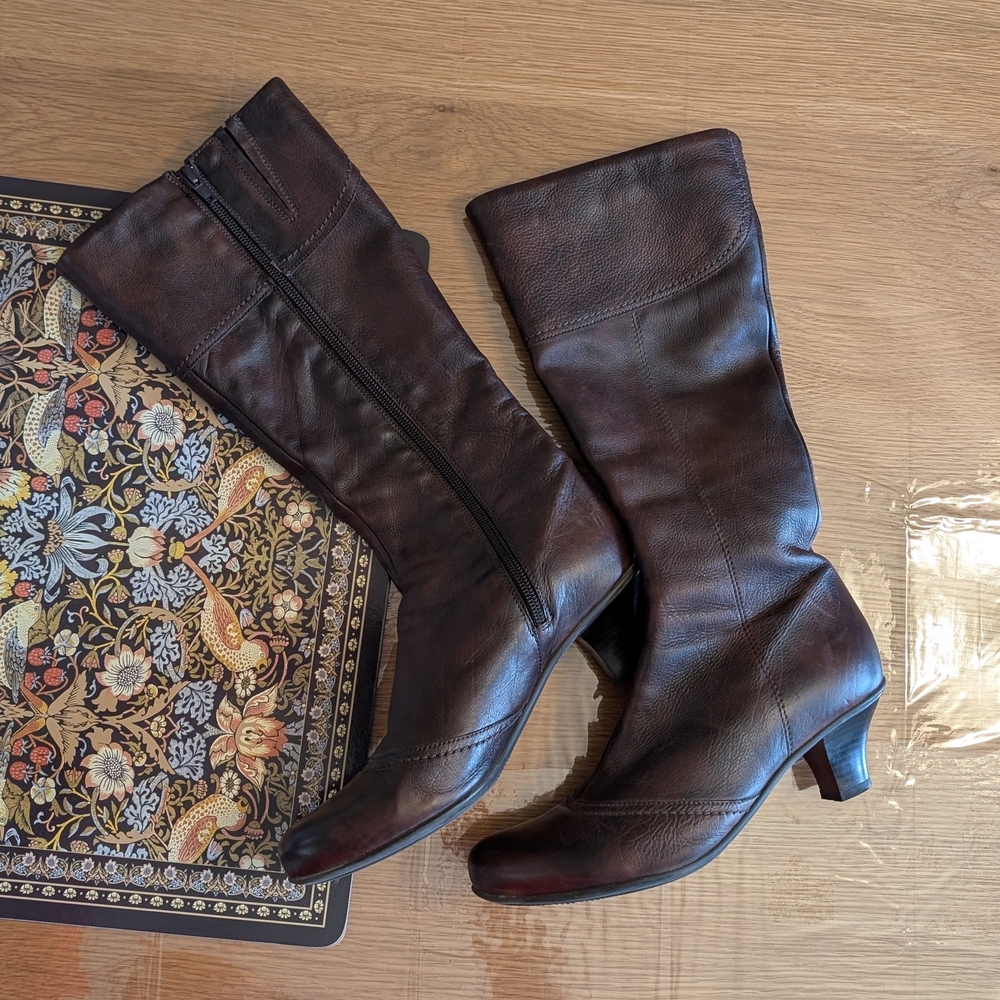 La CANADIENNE Vintage  Brown Heeled Boots